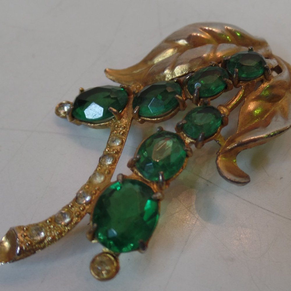 Vintage Goldtone & Green Stone Brooch, Unbranded apx 3" X 1.75"  Eyecatching! - Picture 6 of 10